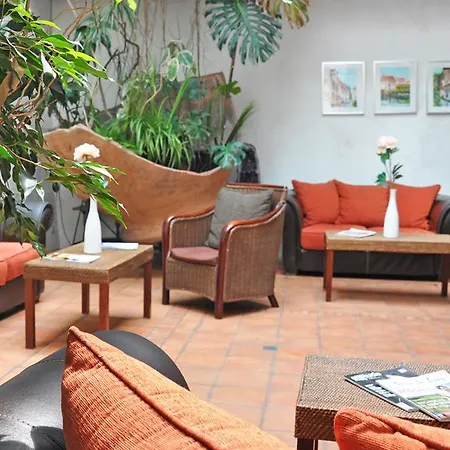 Hotel The Originals City, La Reine Jeanne,